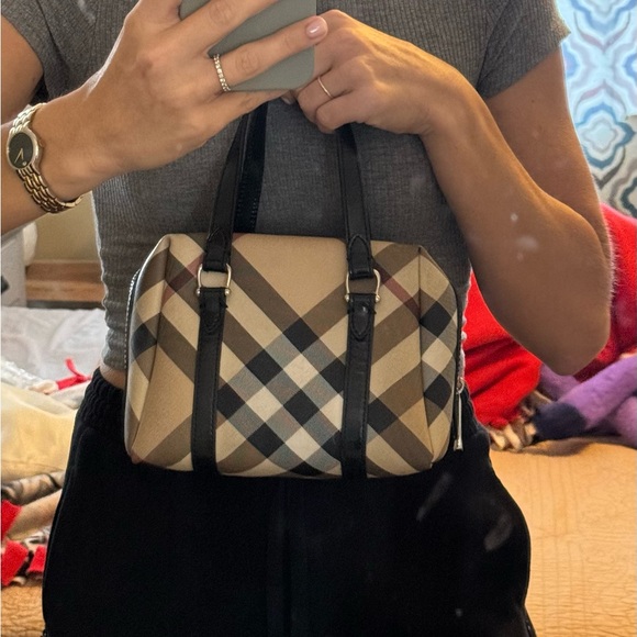 Authentic Burberry bag in great condition! - Picture 16 of 16